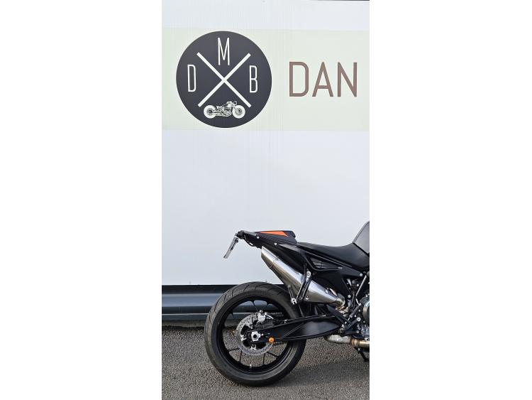 DUKE 890